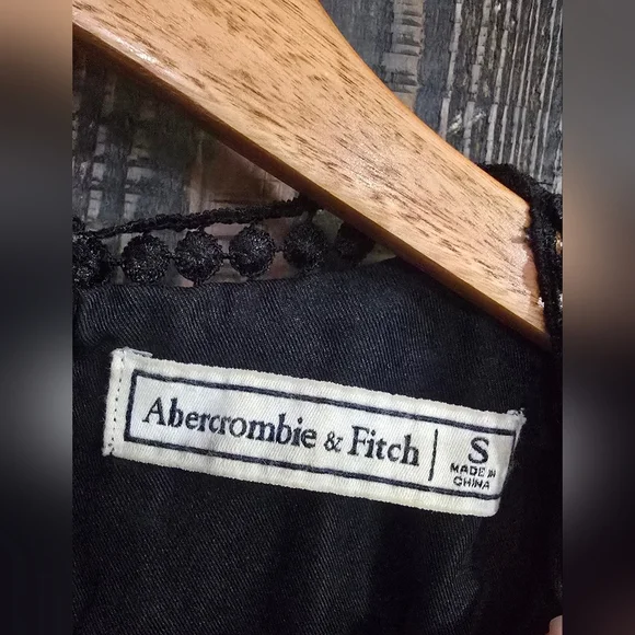 Abercrombie & Fitch Black Lace Cropped Shell Top Small - Picture 3 of 5